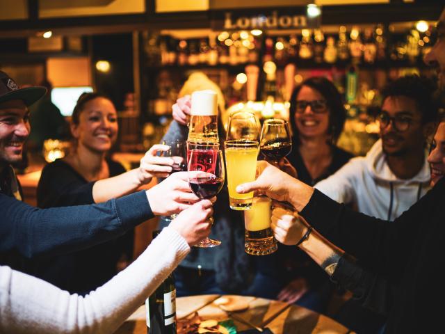 bar-les2alpes-convivialite-apero-ete.jpg