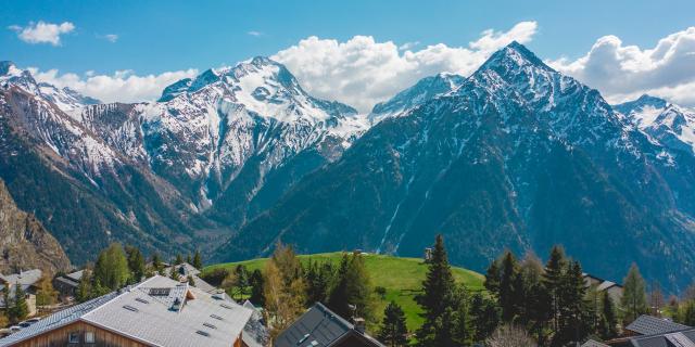 vue-sur-le-village-de-venosc-depuis-les-2-alpes.jpg
