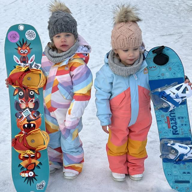 enfant-snowboard-bas-des-pistes.jpg