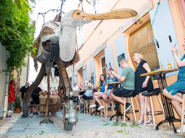 Les Grimaldines Dans Les Rues Festival Golfe De Saint Tropez (13)