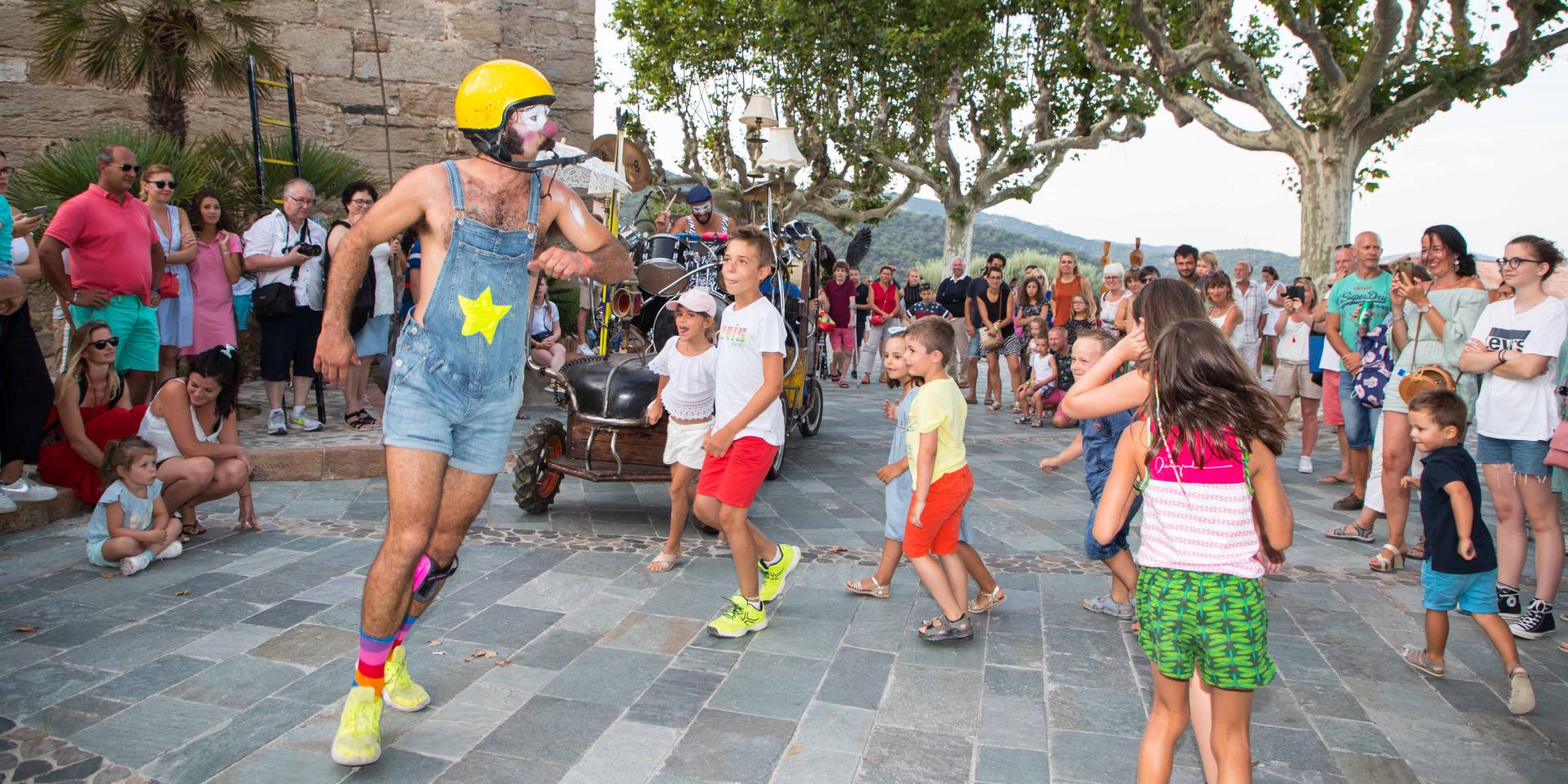 Les Grimaldines Dans Les Rues Festival Golfe De Saint Tropez (14)