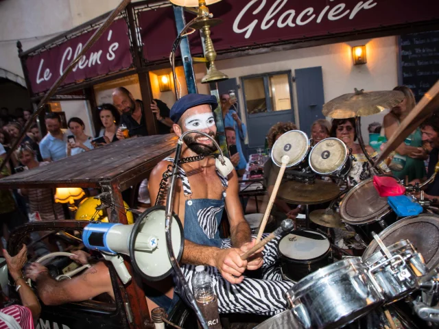Les Grimaldines Dans Les Rues Festival Golfe De Saint Tropez (15)