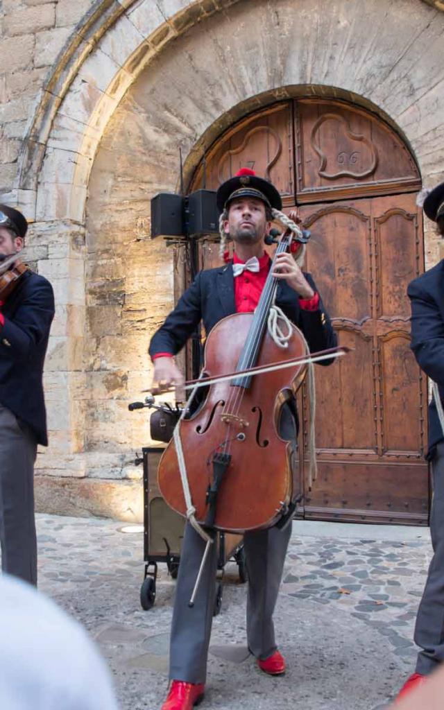 Les Grimaldines Dans Les Rues Festival Golfe De Saint Tropez (22)
