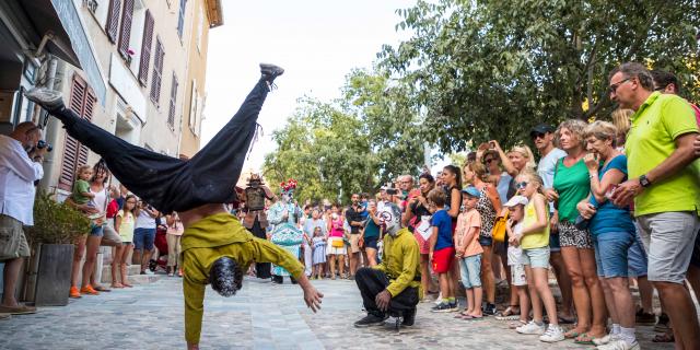 Les Grimaldines Dans Les Rues Festival Golfe De Saint Tropez (4)