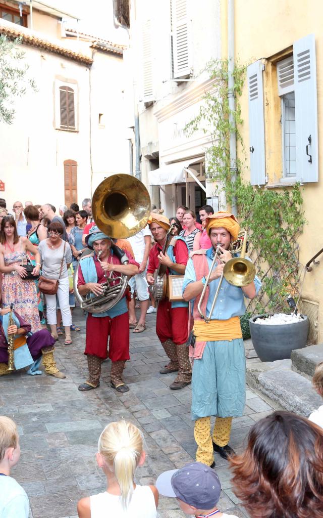 Les Grimaldines Dans Les Rues Festival Golfe De Saint Tropez (9)