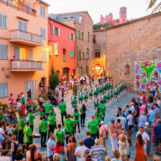 Les Grimaldines Dans Les Rues Festival Golfe De Saint Tropez (62)