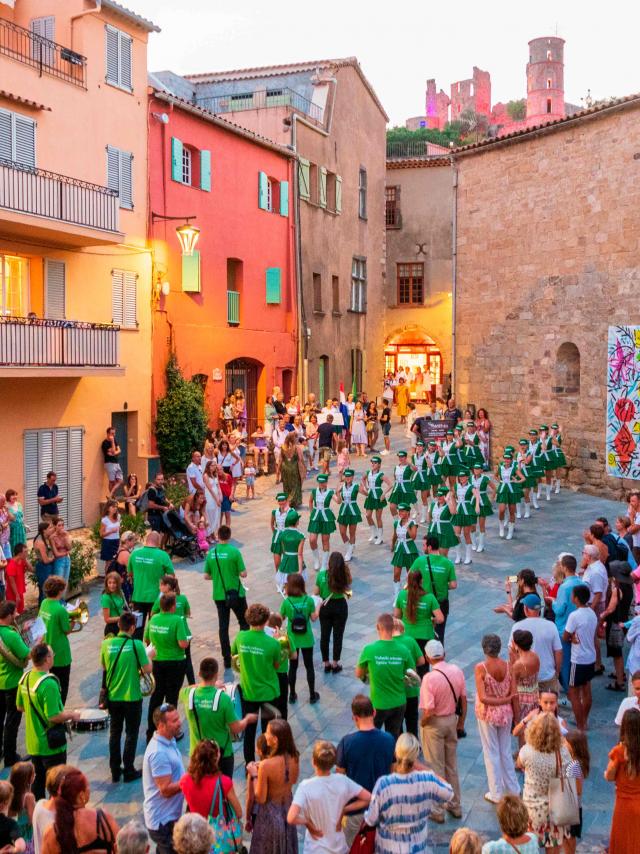 Les Grimaldines Dans Les Rues Festival Golfe De Saint Tropez (62)