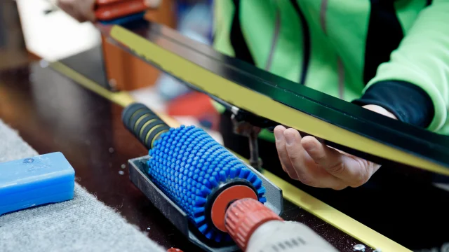 Bereidt het glijoppervlak van langlaufski's voor op wintersportwedstrijden, verwijdert wax.