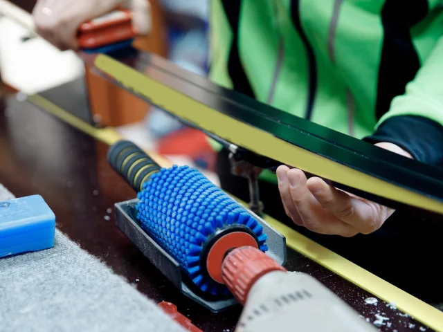 Il processo prepara la superficie di scorrimento degli sci da fondo per le gare di sport invernali, rimuovendo la sciolina.