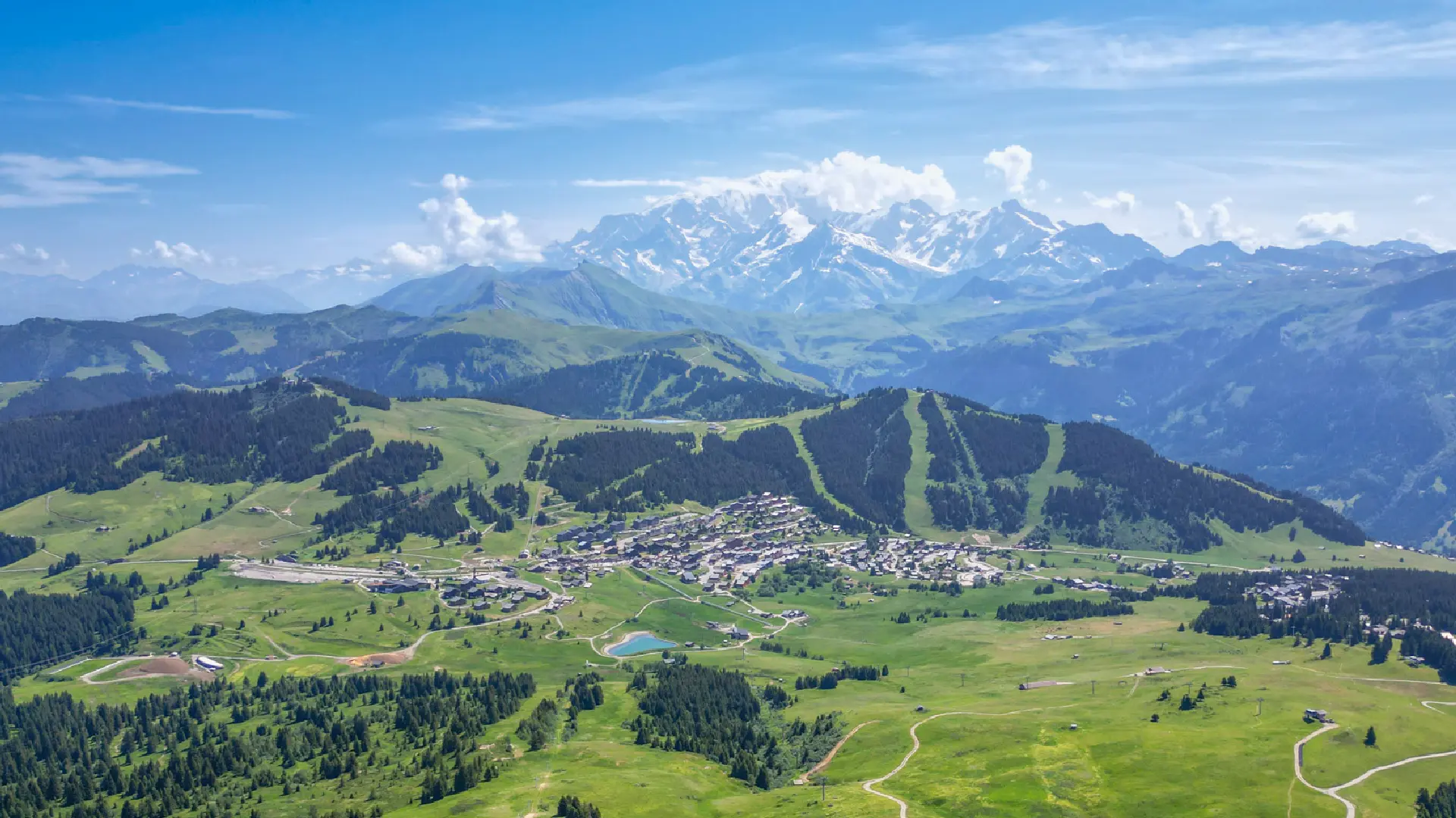 Vue aérienne des Saisies en été, face au Mont-Blanc