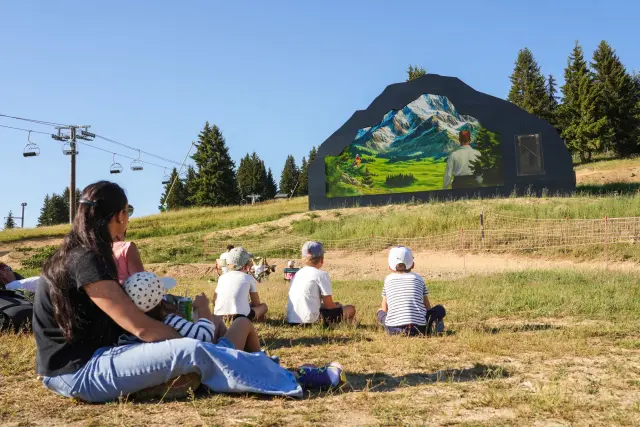 Alpiscénies, écran géant en extérieur pour diffusion de films en cinéma de plein air, aux Saisies