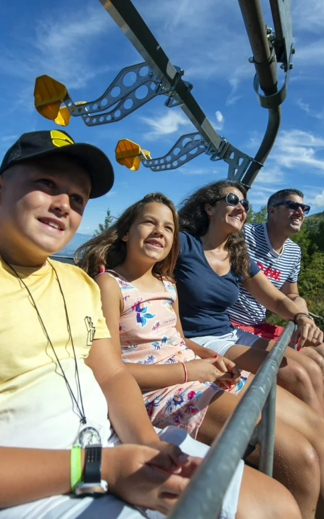 Stoeltjesliften voor voetgangers naar 7 Laux in de zomer