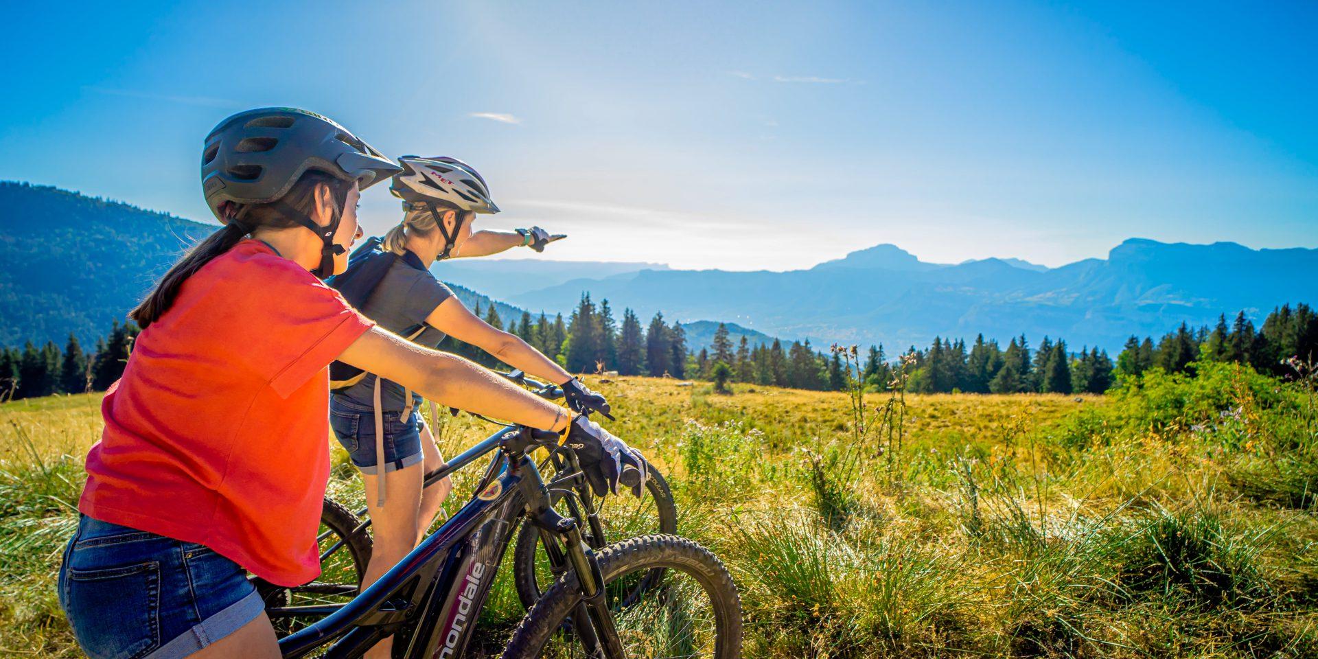 groupe de filles en VTT aux 7 Laux en été