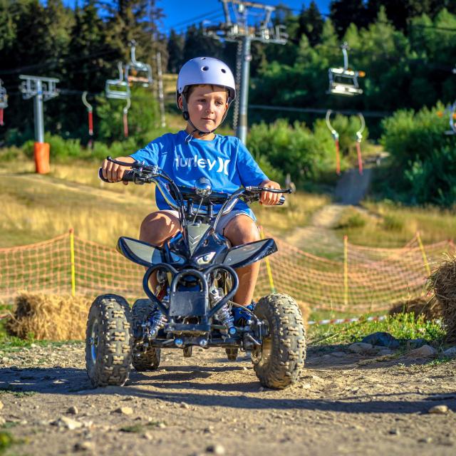Enfant en quad électrique aux 7 Laux en été