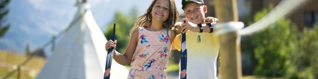 Jeunes enfants faisant du tir à l'arc aux 7 laux en été