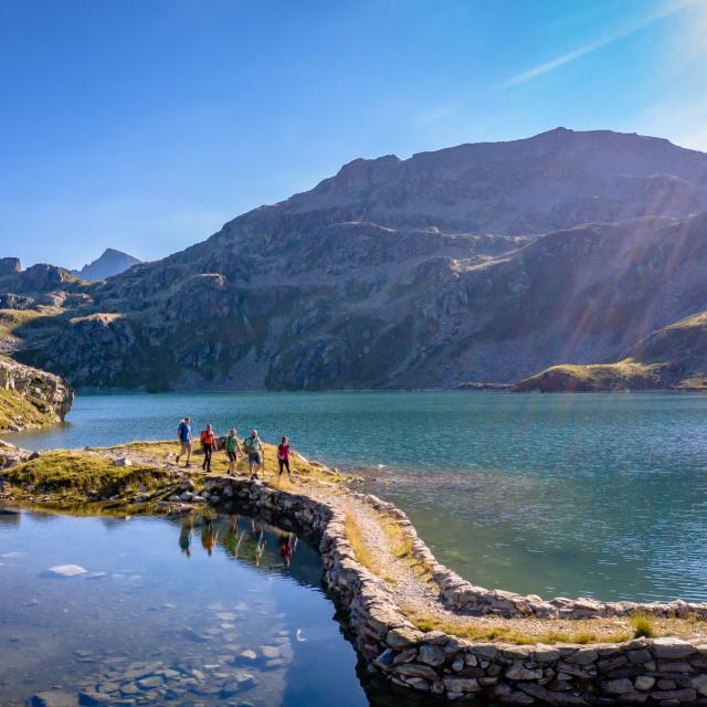 randonnée au lac des 7 Laux en été