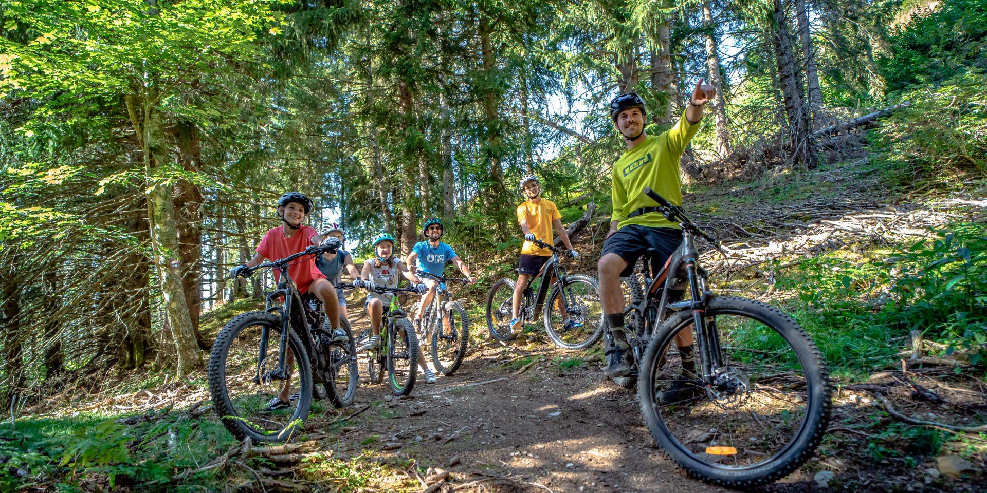 Balade en famille en VAE en montagne