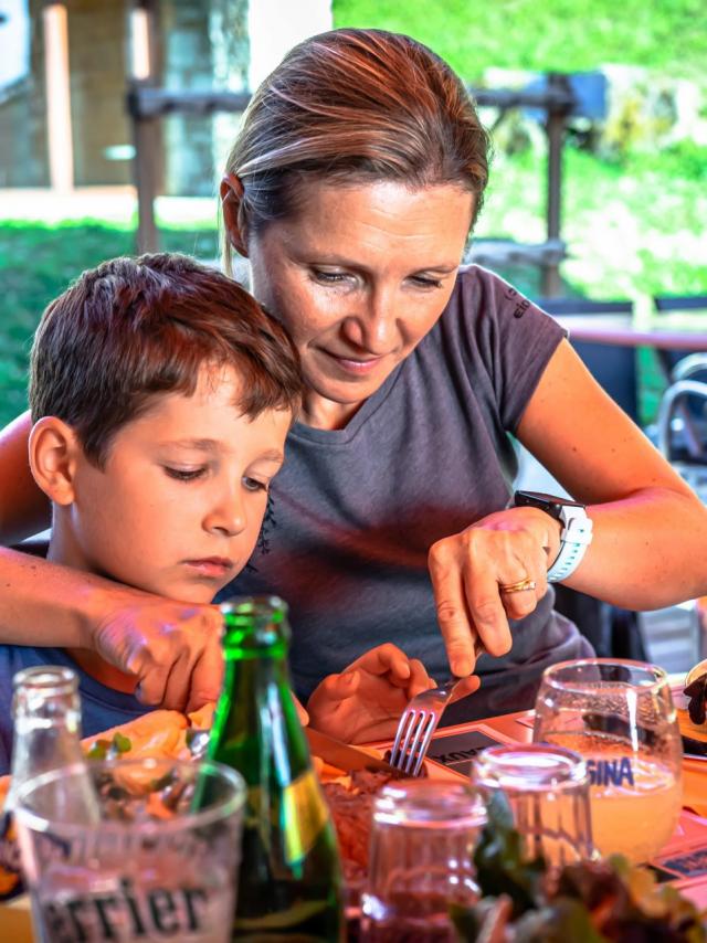 famille au restaurant en montagne