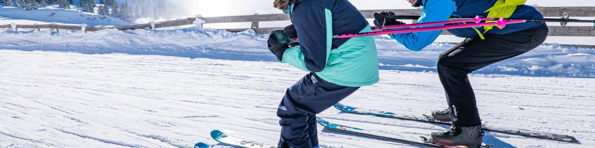 Vader en dochter skiën in Les 7 Laux