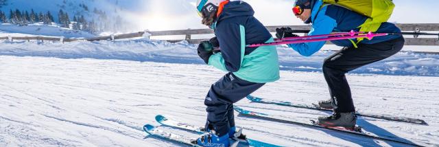 Vader en dochter skiën in Les 7 Laux