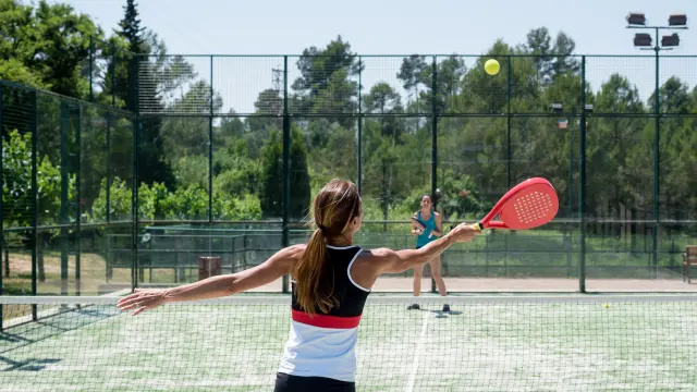 Twee vrouwen spelen padel buiten