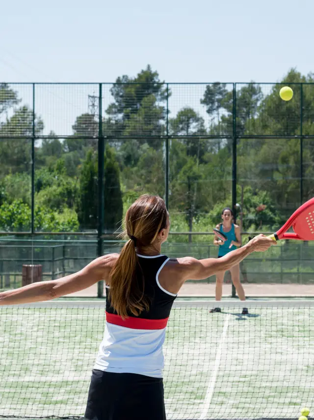Twee vrouwen spelen padel buiten