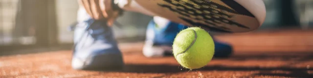 Homme jouant au padel