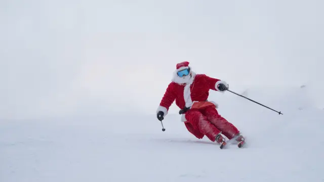 Père Noël skiant aux 7 Laux