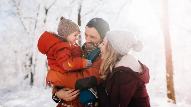Famille aimante dans la neige aux 7 Laux