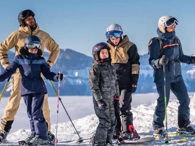 Famille au ski station 7 Laux