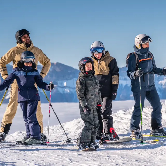 Famille au ski station 7 Laux