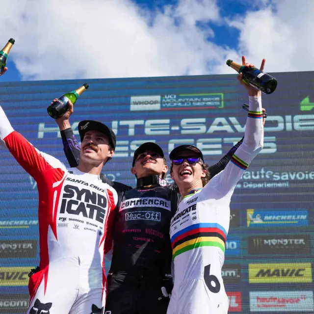 FRANCE, LES GETS 22 aout : Jordan Williams of Team Great Britain takes 2nd place, Max Alran of Team France takes 1st place, Troy Brosnan of Team Australia takes 3rd place durant les UCI Downhill World Cup | Finals elite et U23 aux Gets le 22 aout 2026, France. (Photo by Mateo Sgambato/Agence Zoom)