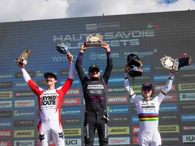 FRANCE, LES GETS 22 aout : Jordan Williams of Team Great Britain takes 2nd place, Max Alran of Team France takes 1st place, Troy Brosnan of Team Australia takes 3rd place durant les UCI Downhill World Cup | Finals elite et U23 aux Gets le 22 aout 2026, France. (Photo by Mateo Sgambato/Agence Zoom)