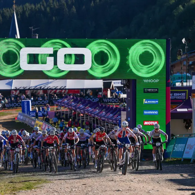FRANCE, LES GETS 23 aout :  at the start durant les UCI Cross-country Olympic World Cup (XCO)  elite et U23 aux Gets le 23 aout 2026, France. (Photo by Mateo Sgambato/Agence Zoom)