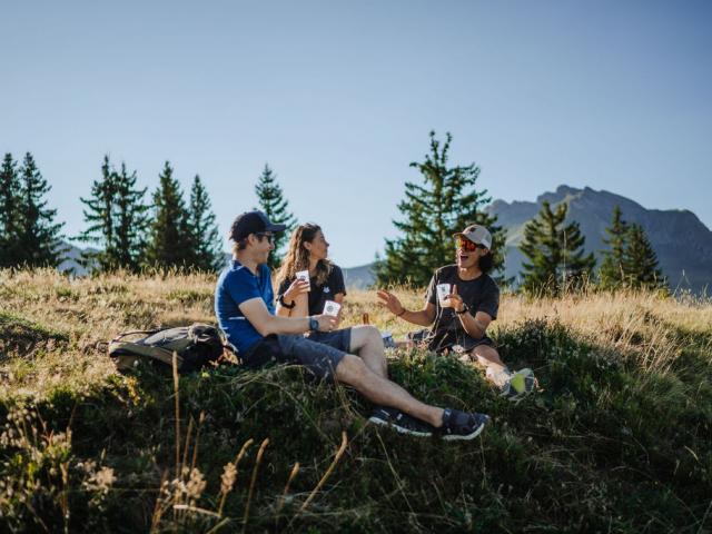 2022 08 03 Manonguenot Randonnee Amis Mont Caly Apero Saucisson Fromage Biere Lesgets Amg05500