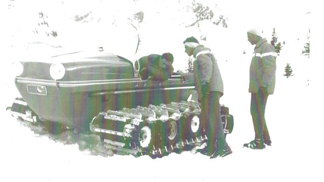 Edmond Au Volant Du Premier Ratracks Avec Deux Moniteurs De Champery