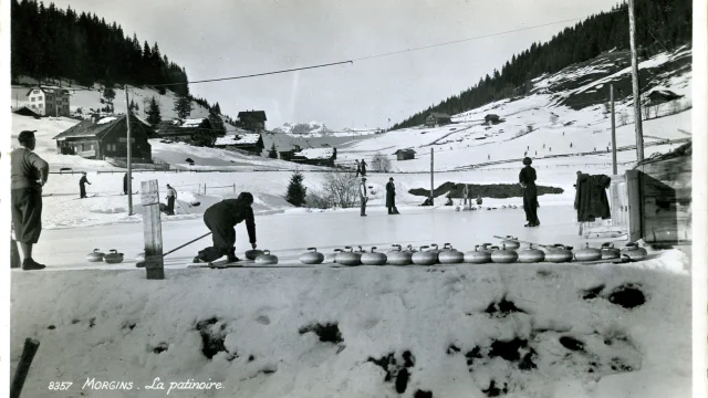 Village de MorginsLa patinoire naturelle Partie de curling