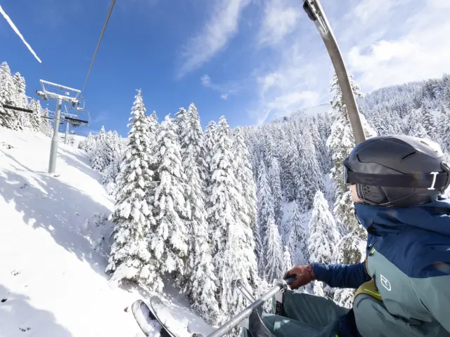 Photographies de ski et paysages du secteur de Braitaz, La Chapelle d'Abondance (Portes du Soleil, Vallée d'Abondance). Mont Grange enneigé, sapins sous la neige, ambiance First Track avec pistes immaculées.