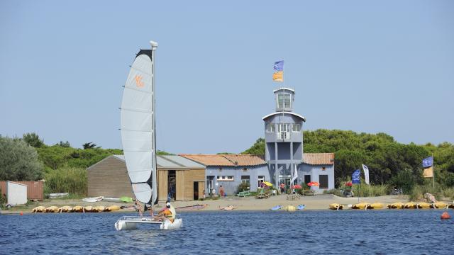 Photo d'un cours de voile en catamaran à la base nautique du Cercle De Voile Du Cap Leucate