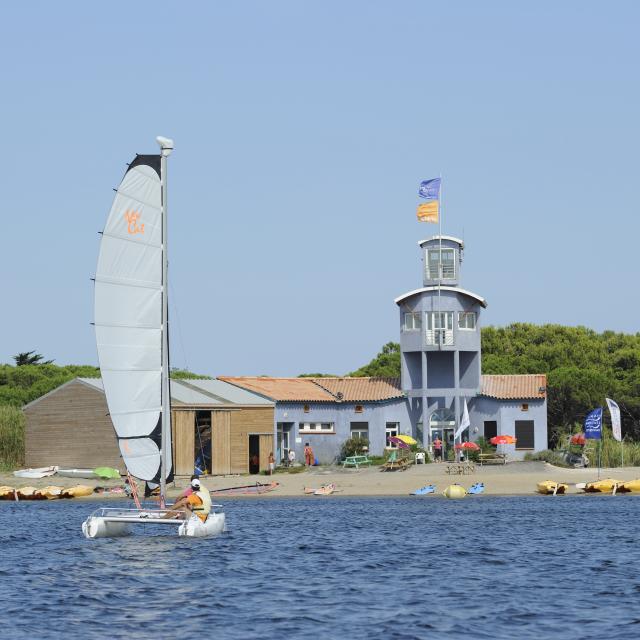Photo d'un cours de voile en catamaran à la base nautique du Cercle De Voile Du Cap Leucate