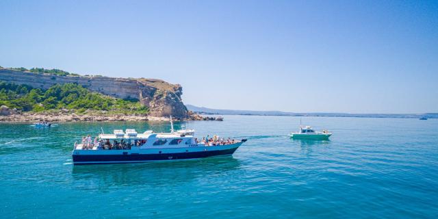 Photo d'un Bateau de Promenade au large de la falaise de Leucate