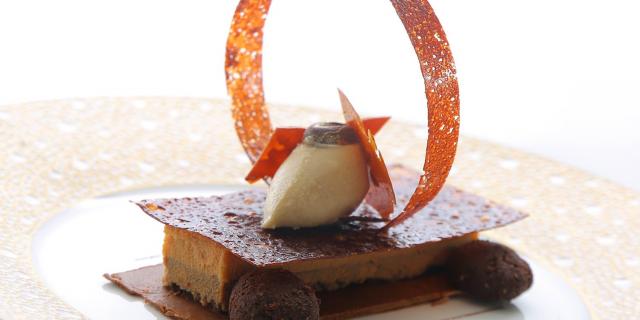 Photo d'un dessert au chocolat structuré du restaurant Le Grand Cap de Leucate