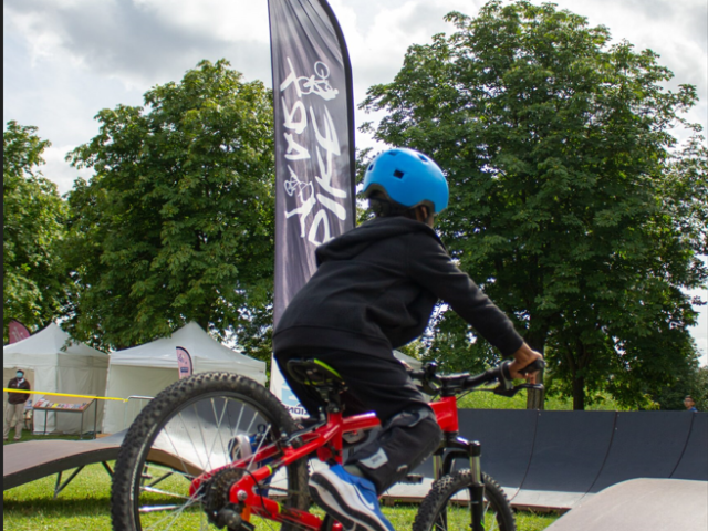 Trottinette Et Bmx Sur Pumptrack