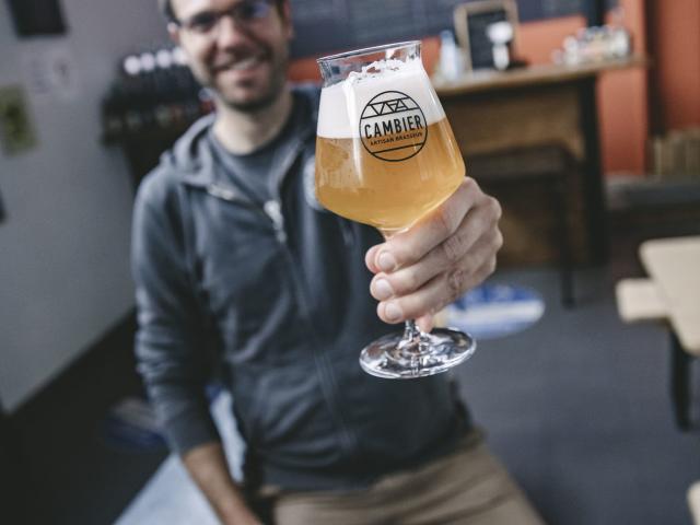 Brasseur qui présente sa bière Cambier