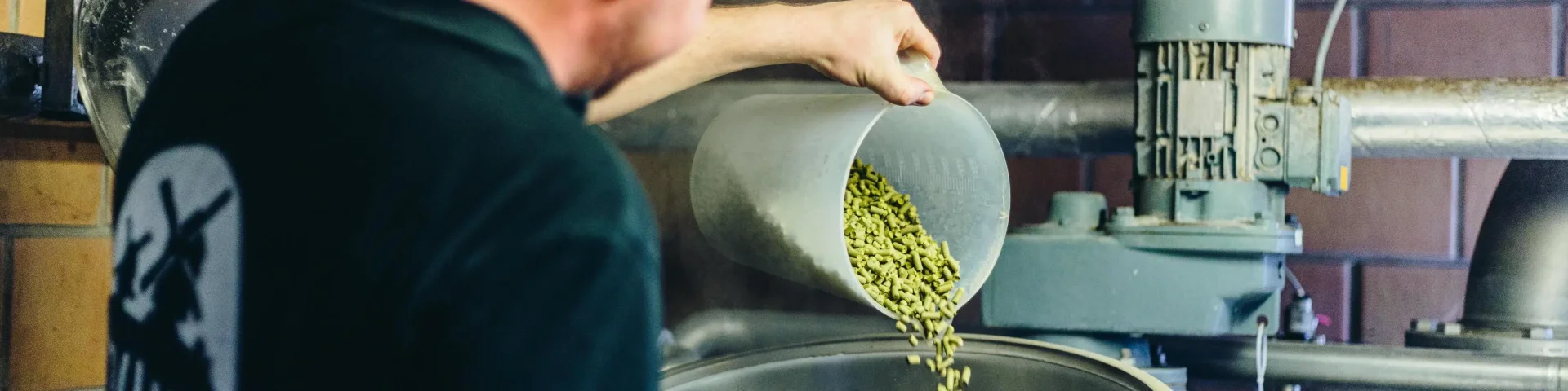 ajout de houblon dans des cuves à la Brasserie Moulins d'Ascq