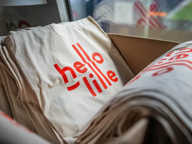 Photo de totebags Hello Lille dans le train Axe Nord TGV