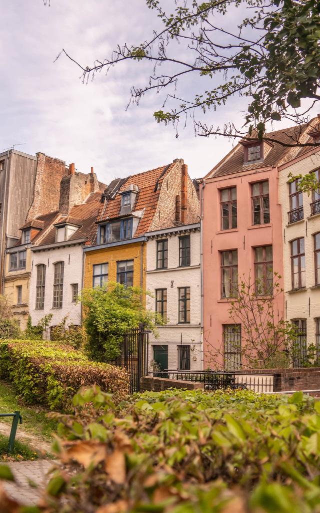 Maisons colorées derrière la Treille, place Gilleson
