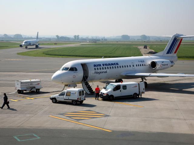 Avion Air France sur la piste de l'aéroport de Lille-Lesquin