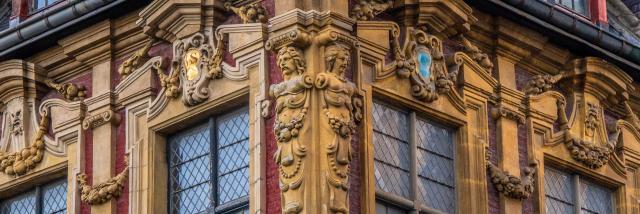 Détails sur la façade de la Vieille Bourse