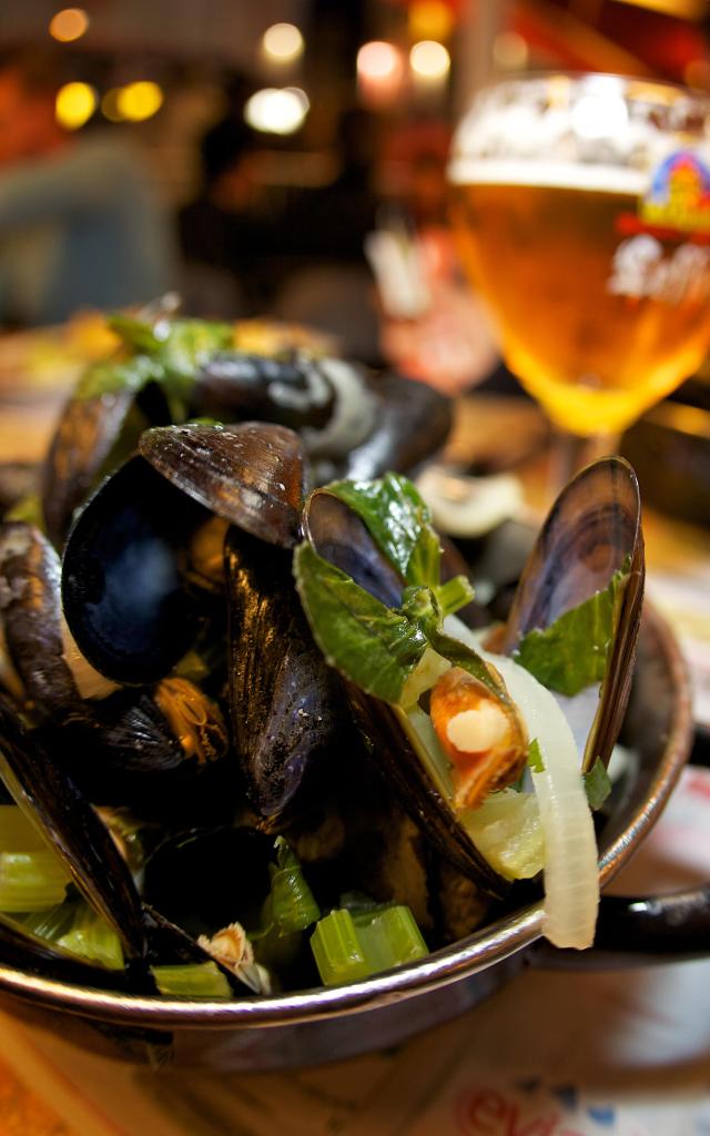 Plat de moules frites et une bière